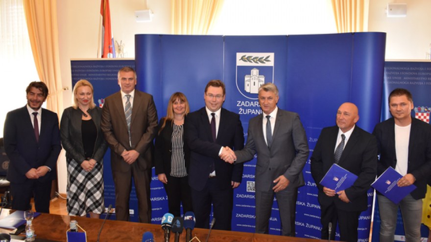 Obnovit će se bolnica Ugljan i škole u Škabrnji i Gračacu