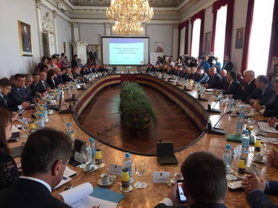 Predsjednik Vlade Plenković i članovi Vlade sa županima, gradonačelnicima i načelnicima u Požegi