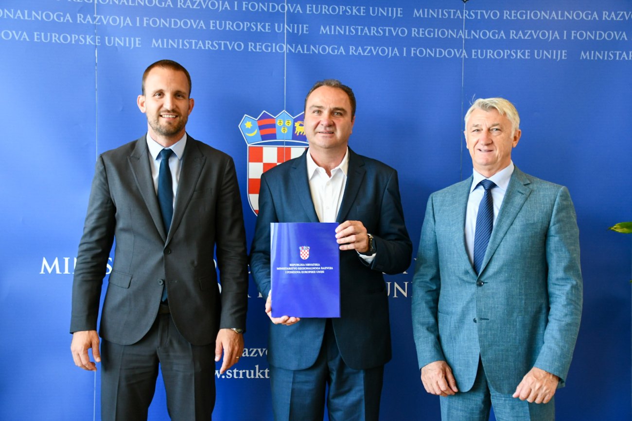 Ministar Erlić uručio 460 tisuća eura vrijedne ugovore Općini Gračac