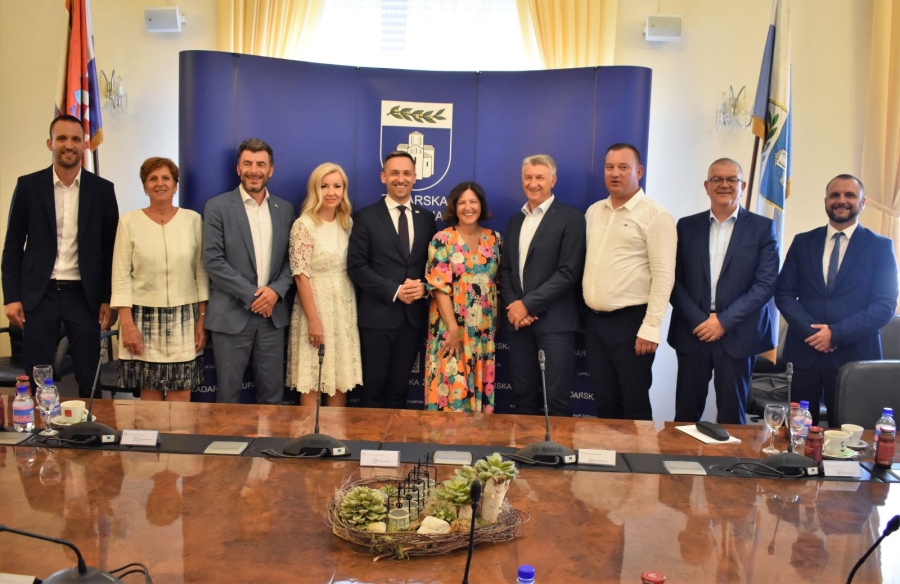 Ministar Piletić u Domu Zadarske županije održao je radni sastanak sa županom Longinom i suradnicima