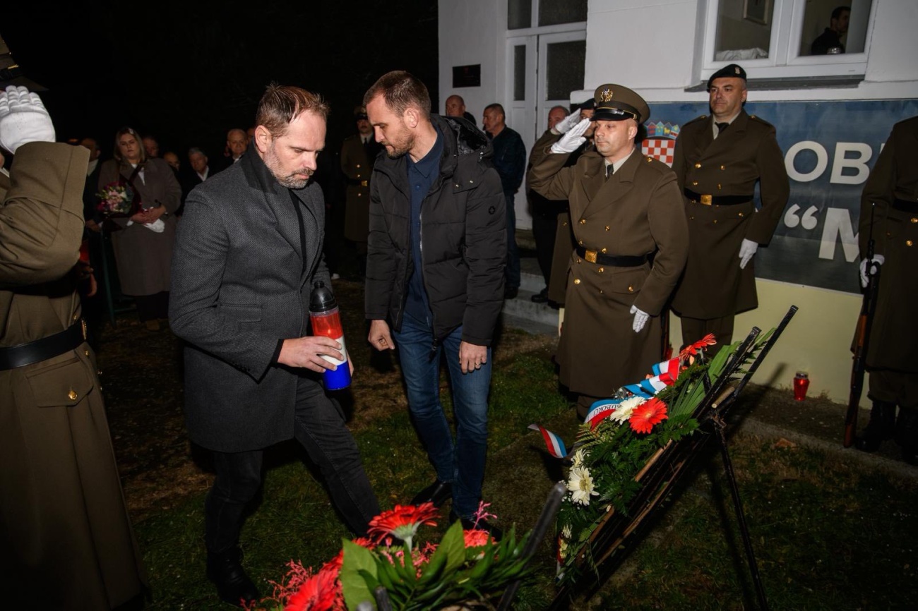 Položeni vijenci i zapaljene svijeće u čast poginulim hrvatskim braniteljima povodom VRO Maslenica