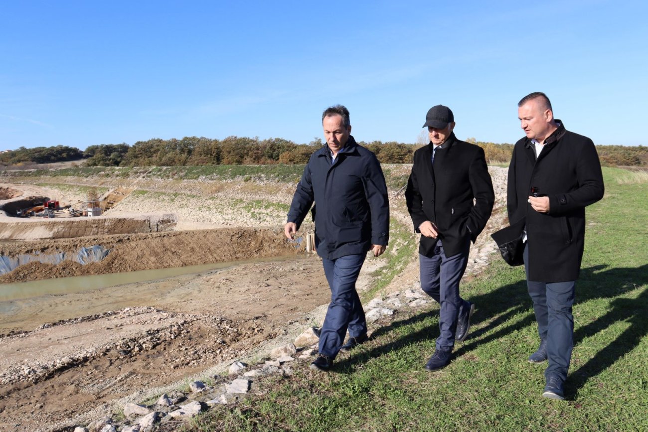 Obilazak radova na Baštici: Više od 1,3 milijuna eura za sanaciju akumulacije Vlačine na Baštici