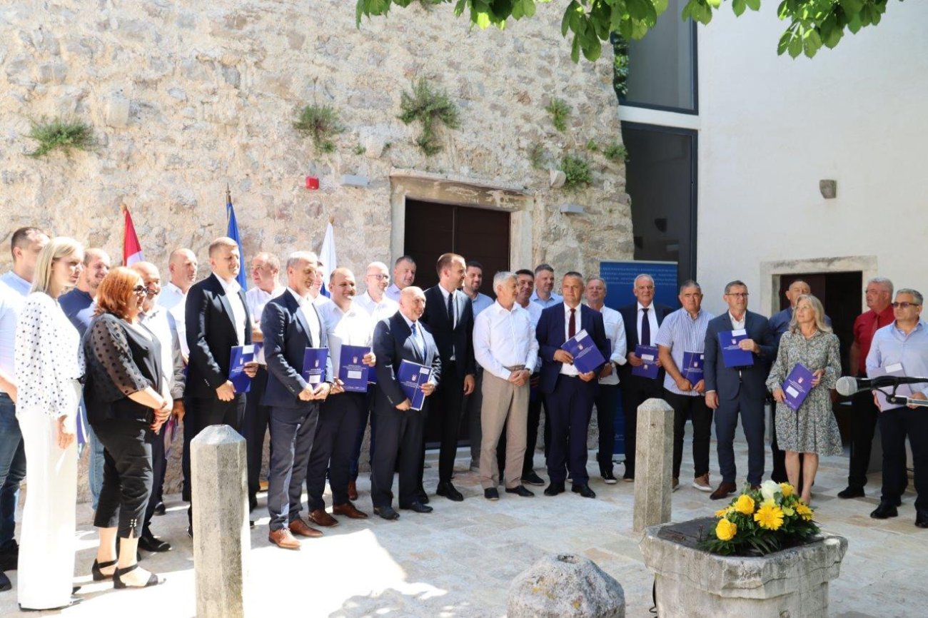 Ministar Erlić uručio 42 ugovora za projekte u Zadarskoj županiji u vrijednosti 7,2 milijuna eura
