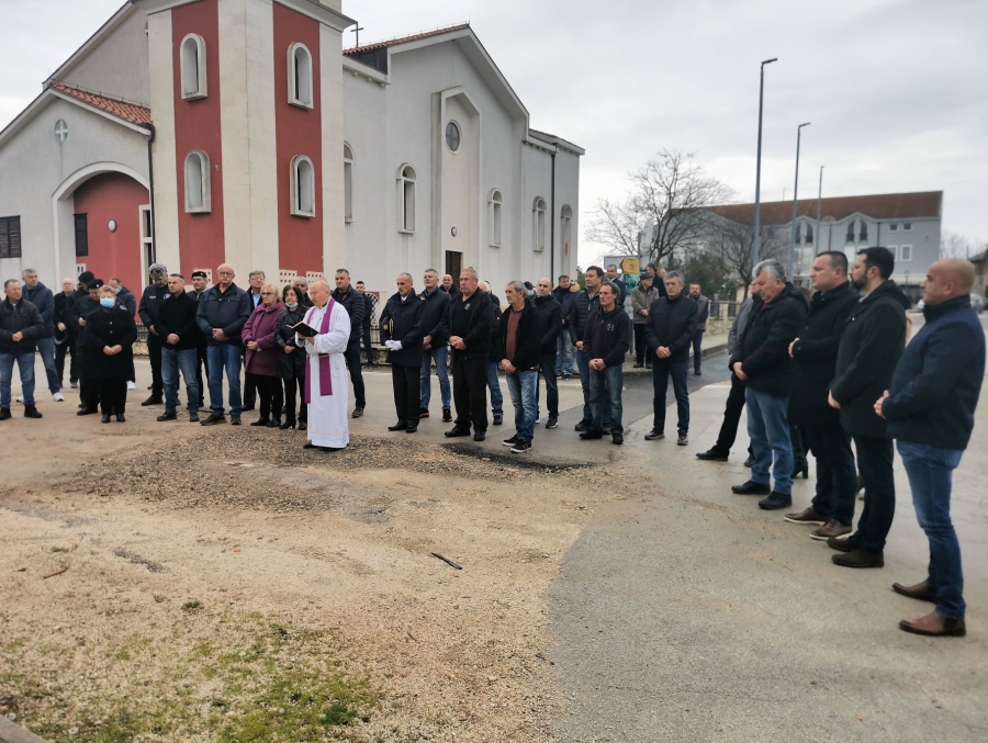 Blagoslov i molitva ispred spomenika poginulim hrvatskim braniteljima u Zemuniku Donjem