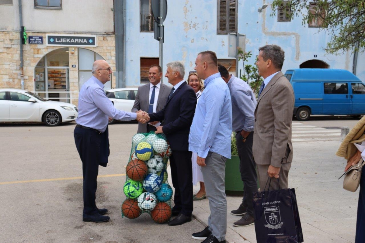 Povratak u školske klupe: Župan sa suradnicima posjetio škole u Obrovcu