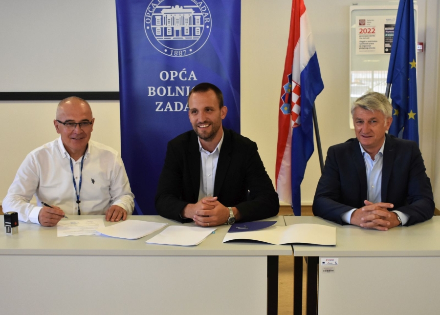Državni tajnik Šime Erlić s ravnateljem Opće Bolnice Zadar Željkom Čulinom potpisao ugovor o financiranju projekta Solarna elektrana Opće bolnice Zadar