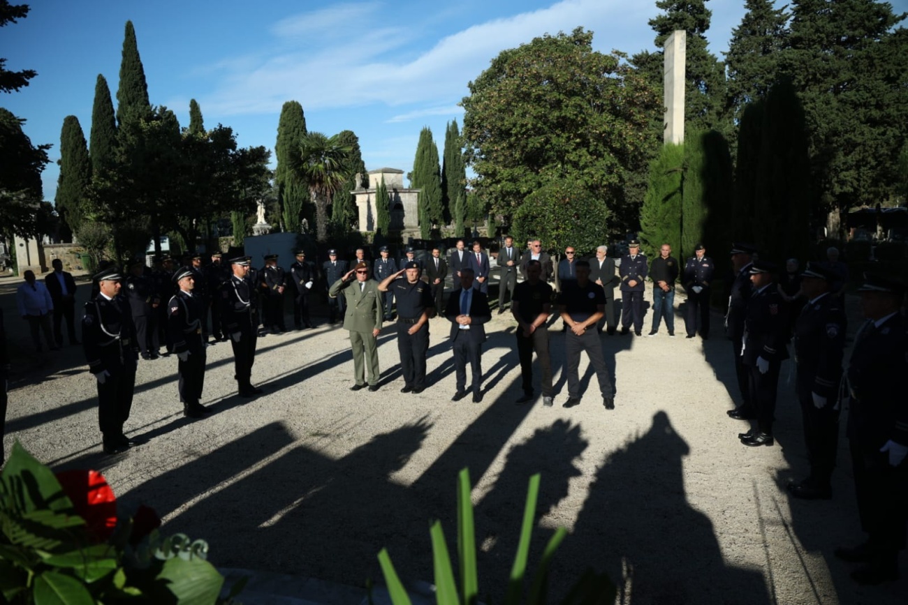 Obilježen Dan  policije -odana počast poginulima i otvorena spomen soba